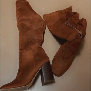 Size 6 in women’s, barely used. A brown suede material with a chunky heel.